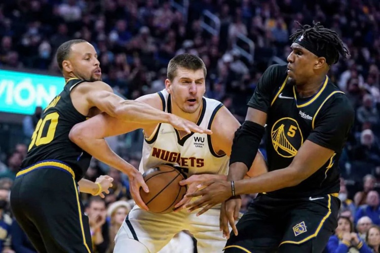 他不吼不叫，却掌控全场（不动声色，却镇住全场）