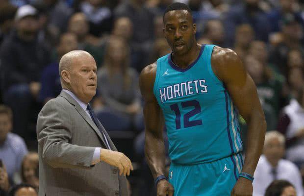 伊涅斯塔造访巴萨训练基地，与佩德里、亚马尔等人合影（伊涅斯塔探访巴萨训练基地，与佩德里、亚马尔等合影留念）